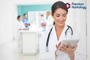 женщина врач с планшетом в руках